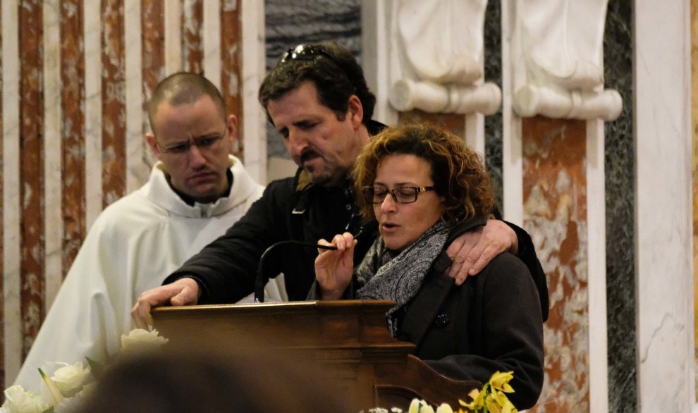 La madre e il padre di Gio durante i funerali.